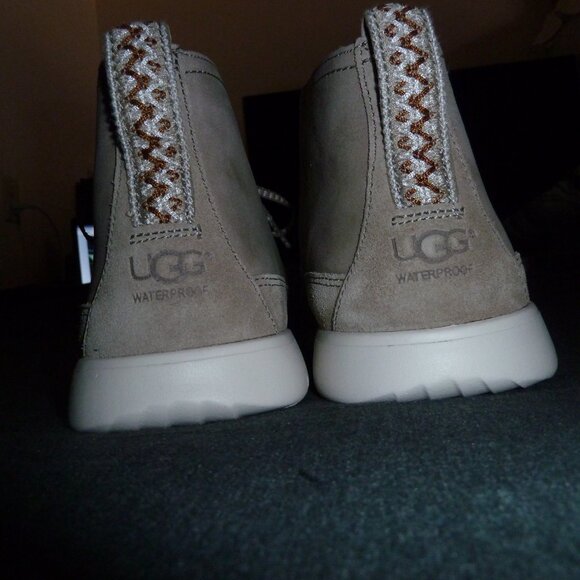 Ugg Mens Freamon Waterproof Chukka Boot. Taupe (tan/gray) color. Excellent used - Picture 7 of 14